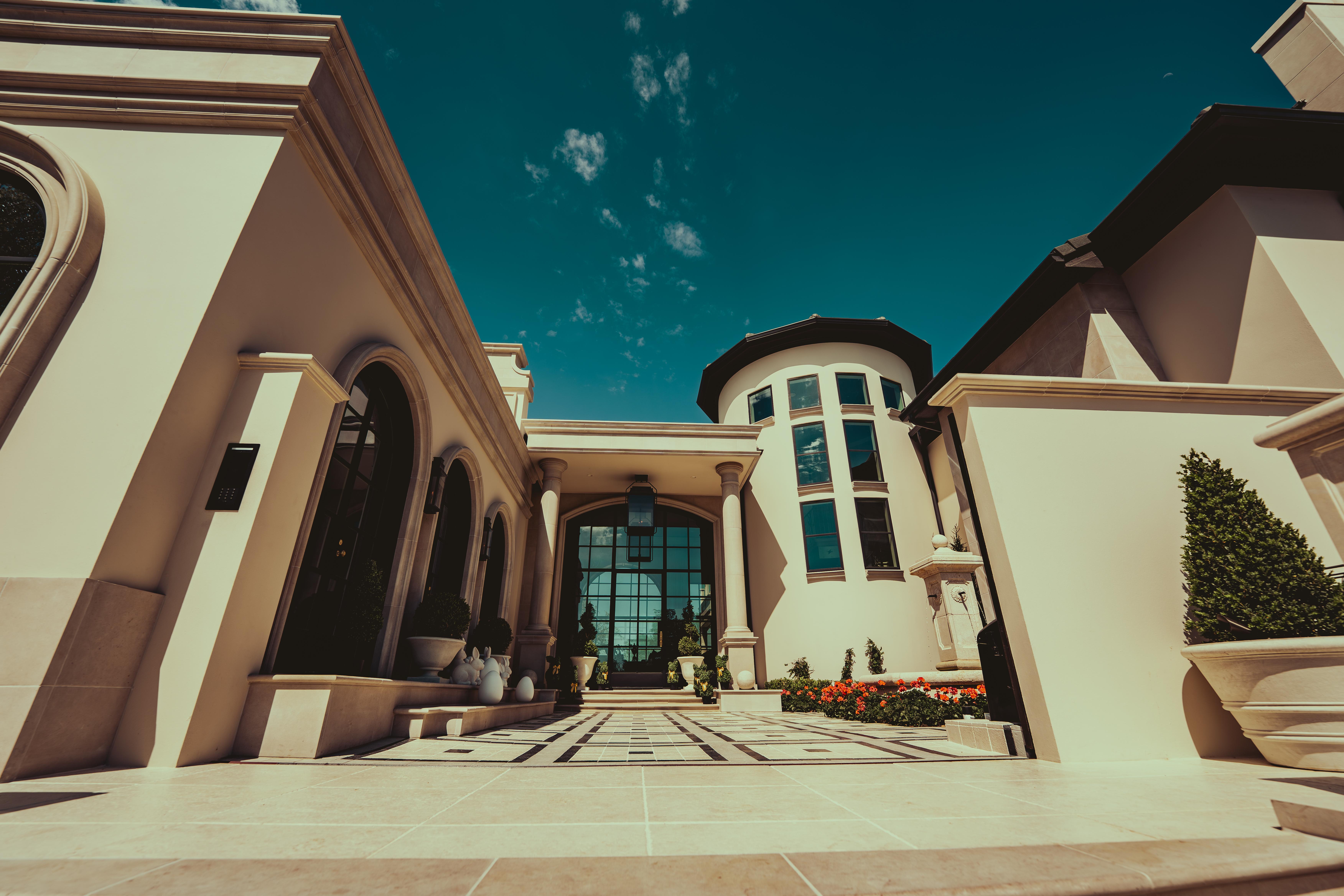 Smarter Homes UniFi Access secures the courtyard entry, with AI facial recognition opening for homeowners.